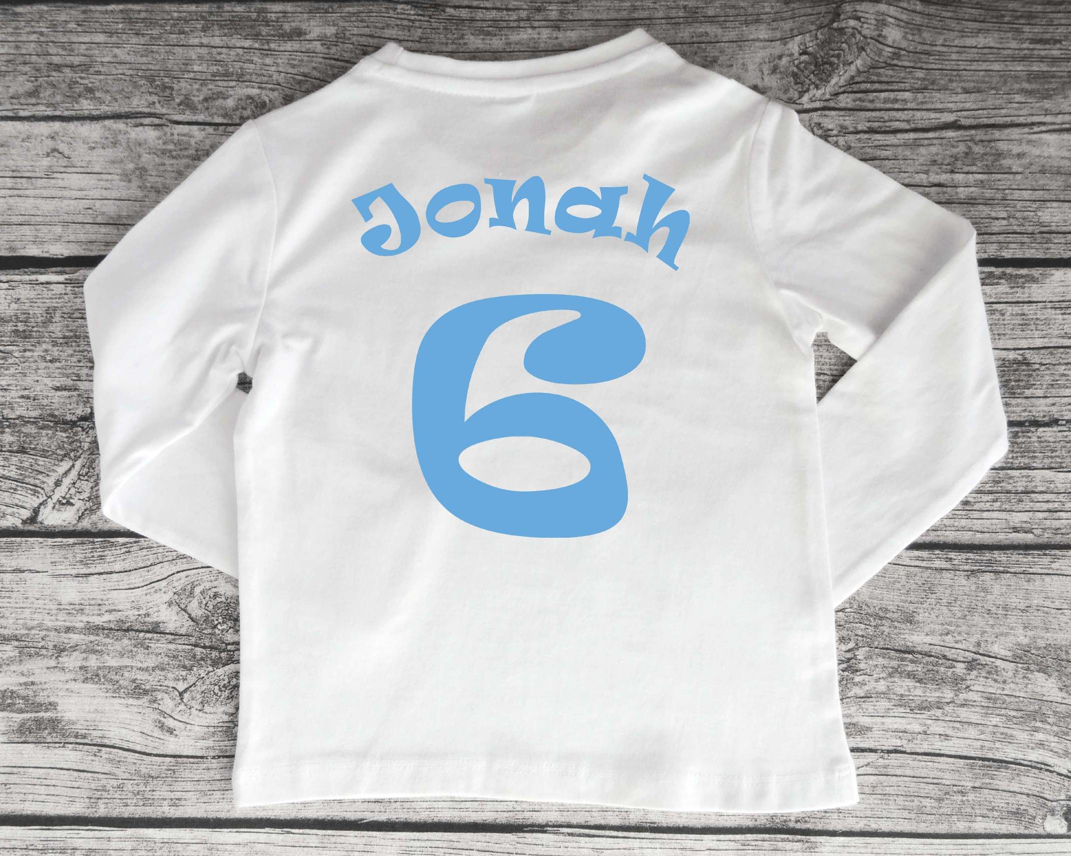 weißes Geburtstagsshirt Trikot mit Name und Zahl in hellblau und langen Ärmeln