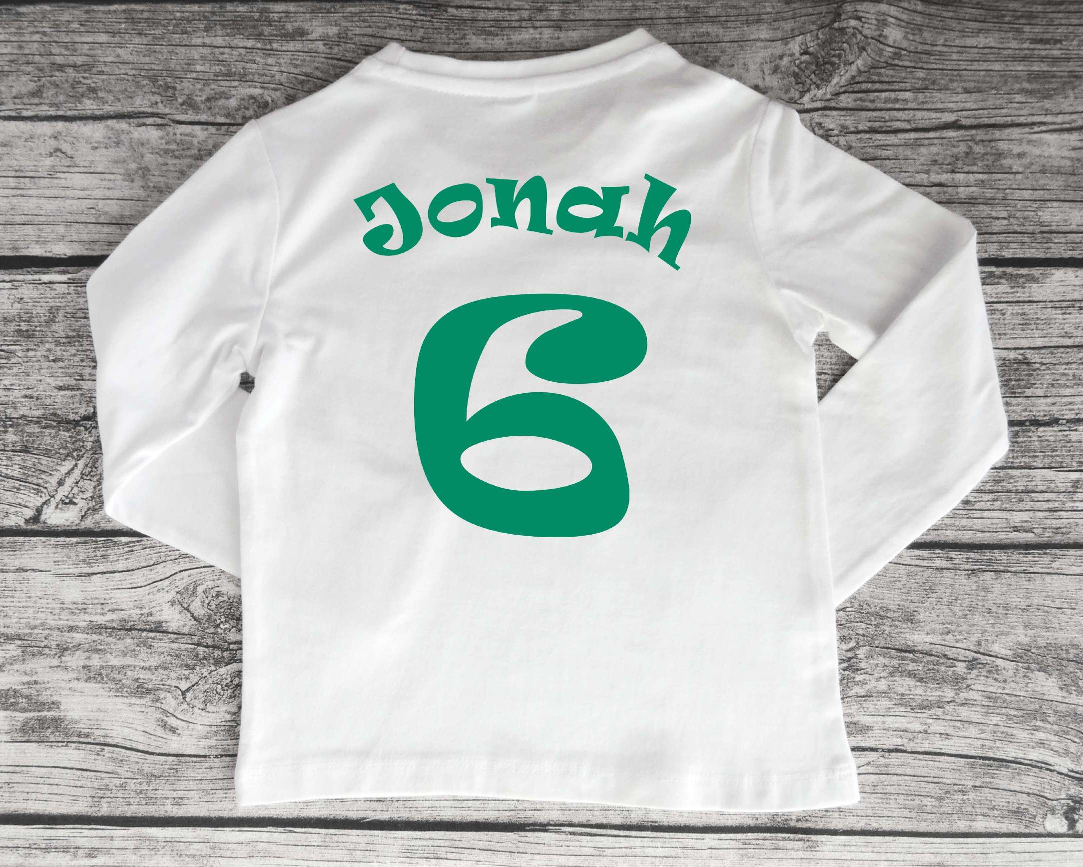 weißes Geburtstagsshirt Trikot mit Name und Zahl in petrol grün und langen Ärmeln