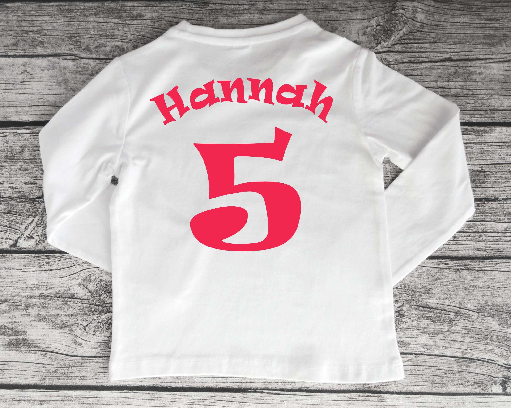 weißes Geburtstagsshirt Trikot mit Name und Zahl in pink und langen Ärmeln