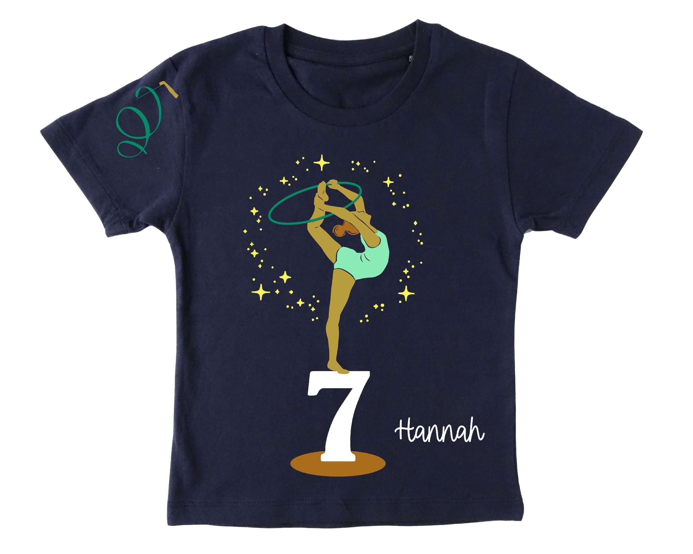 navi farbenes Geburtstagsshirt für Kinder bedruckt mit Turnerin in Pose, mit Name, Zahl und kurzen Ärmeln