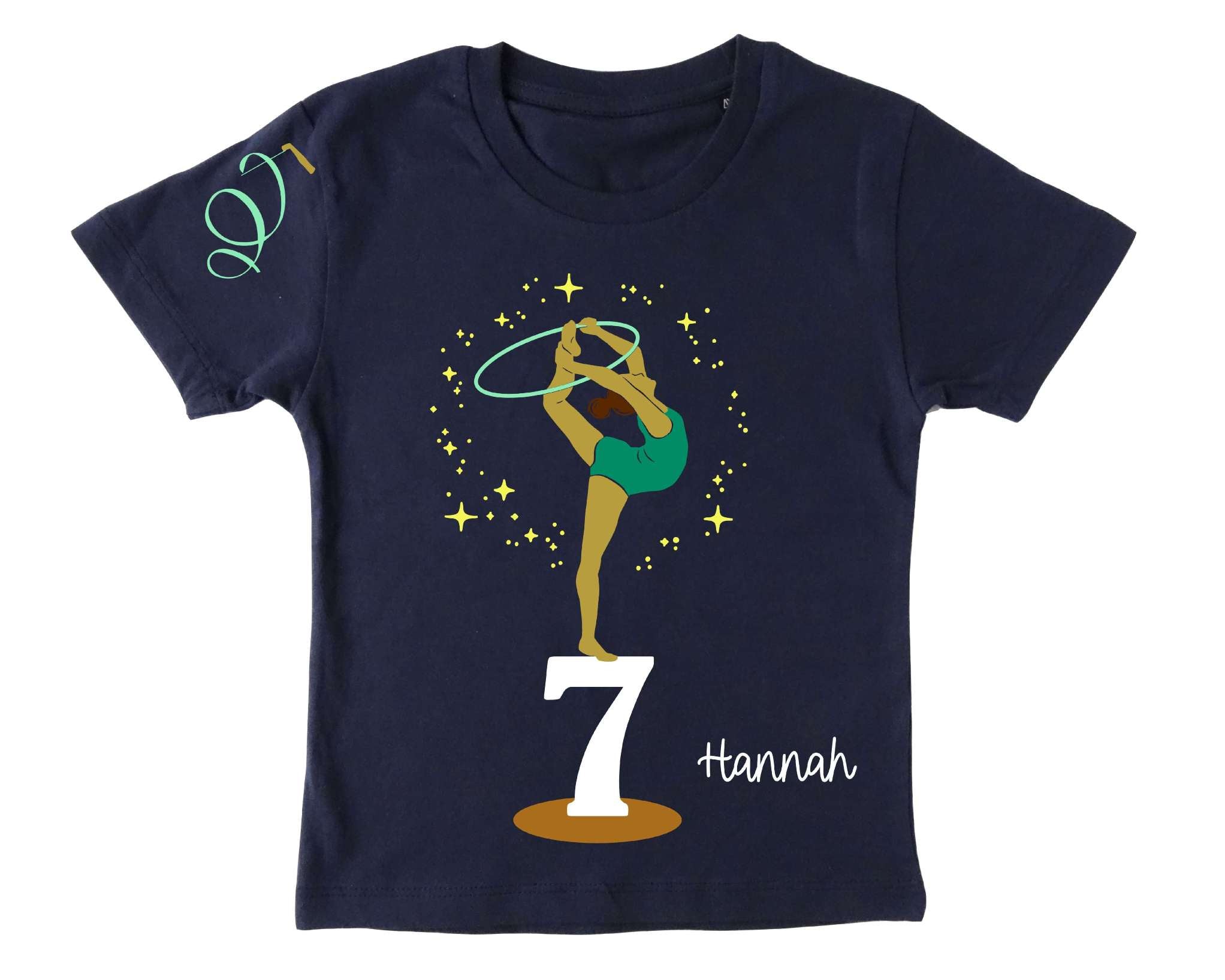 navi farbenes Geburtstagsshirt für Kinder bedruckt mit Turnerin in Pose, mit Name, Zahl und kurzen Ärmeln. Haarfarbe und Bodyfarbe wählbar