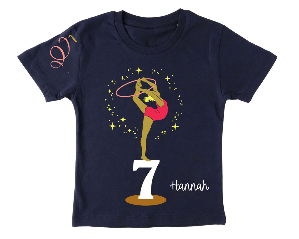 navi farbenes Geburtstagsshirt für Kinder bedruckt mit Turnerin in Pose, mit Name, Zahl und kurzen Ärmeln. Haarfarbe und Bodyfarbe wählbar