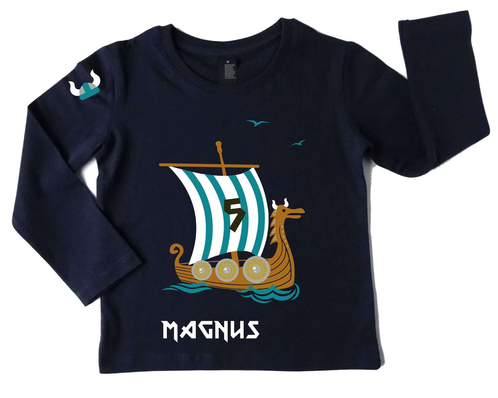 navi Geburtstagsshirt für Jungen und Mädchen mit Wikinger schiff, Name und Zahl, blau-weiß