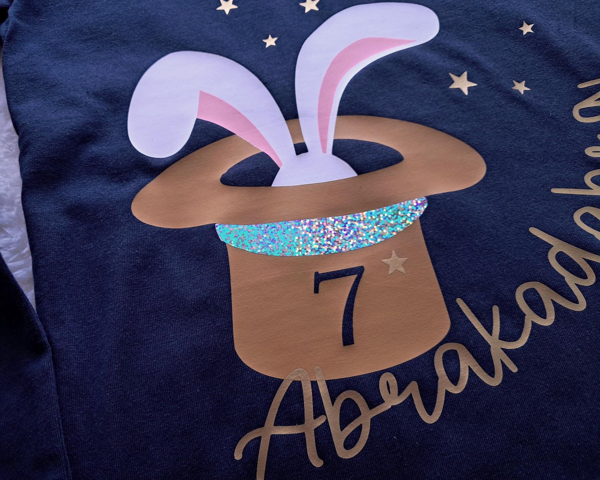 Detail Aufdruck navi Kinder-T-Shirt mit Zauberhut und Hase, magischem holographischem Effekt bedruckt, mit Name und Zahl
