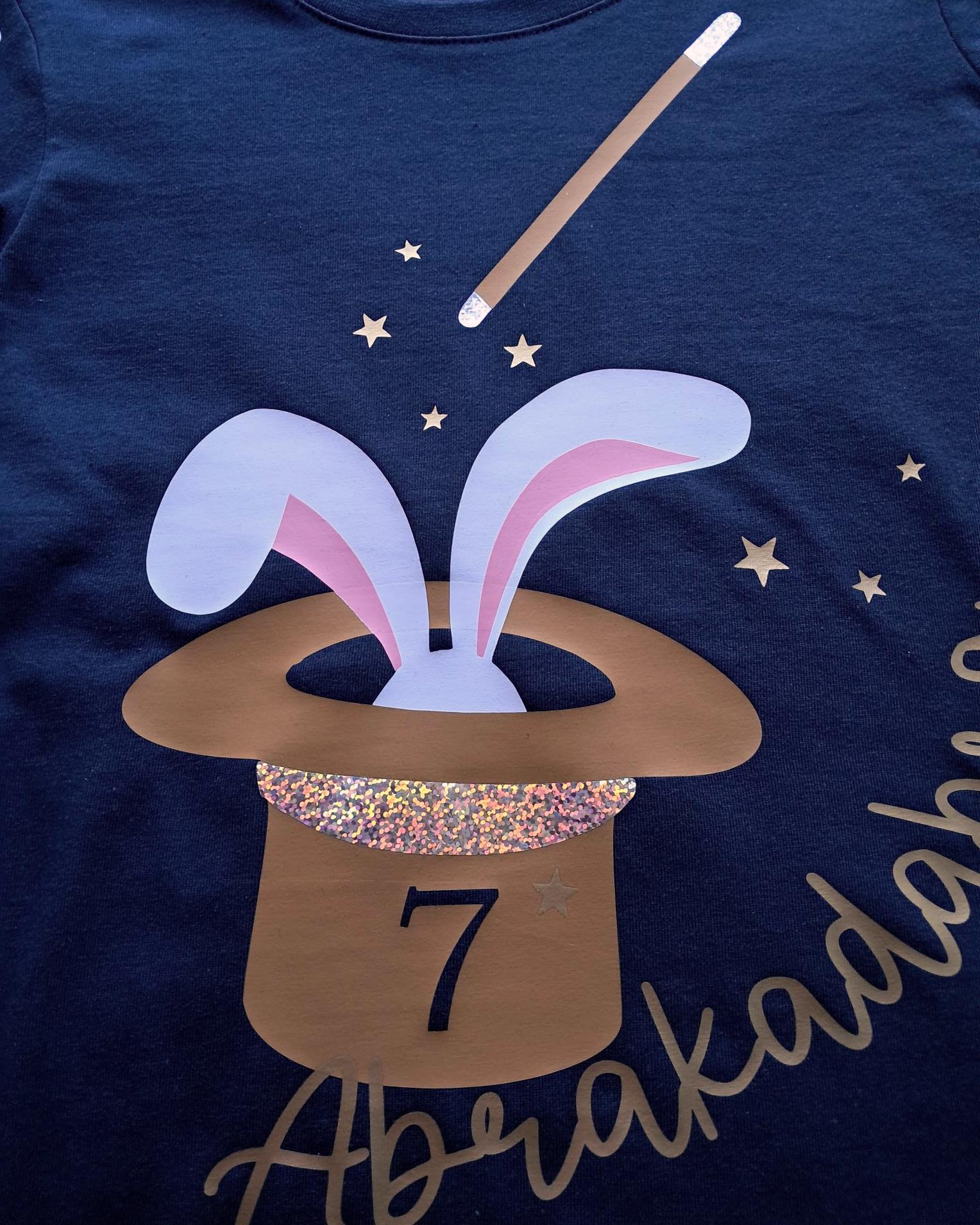 navi KinderShirt Zaubershow und Hase, magischem holographischem Effekt bedruckt, mit Name und Zahl