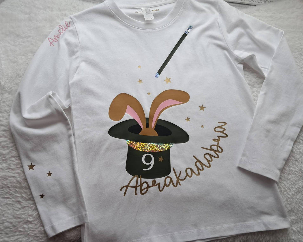 Detail Aufdruck von Geburtstagsshirt für Kinder, Zaubershow, mit Hut & Hase bedruckt und magischem holographischem Effekt