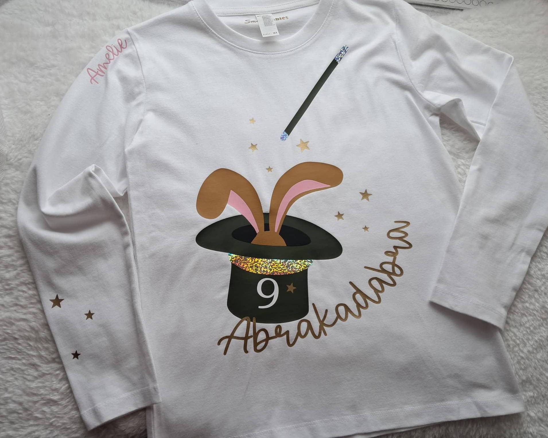 Detail Aufdruck von Geburtstagsshirt für Kinder, Zaubershow, mit Hut & Hase bedruckt und magischem holographischem Effekt