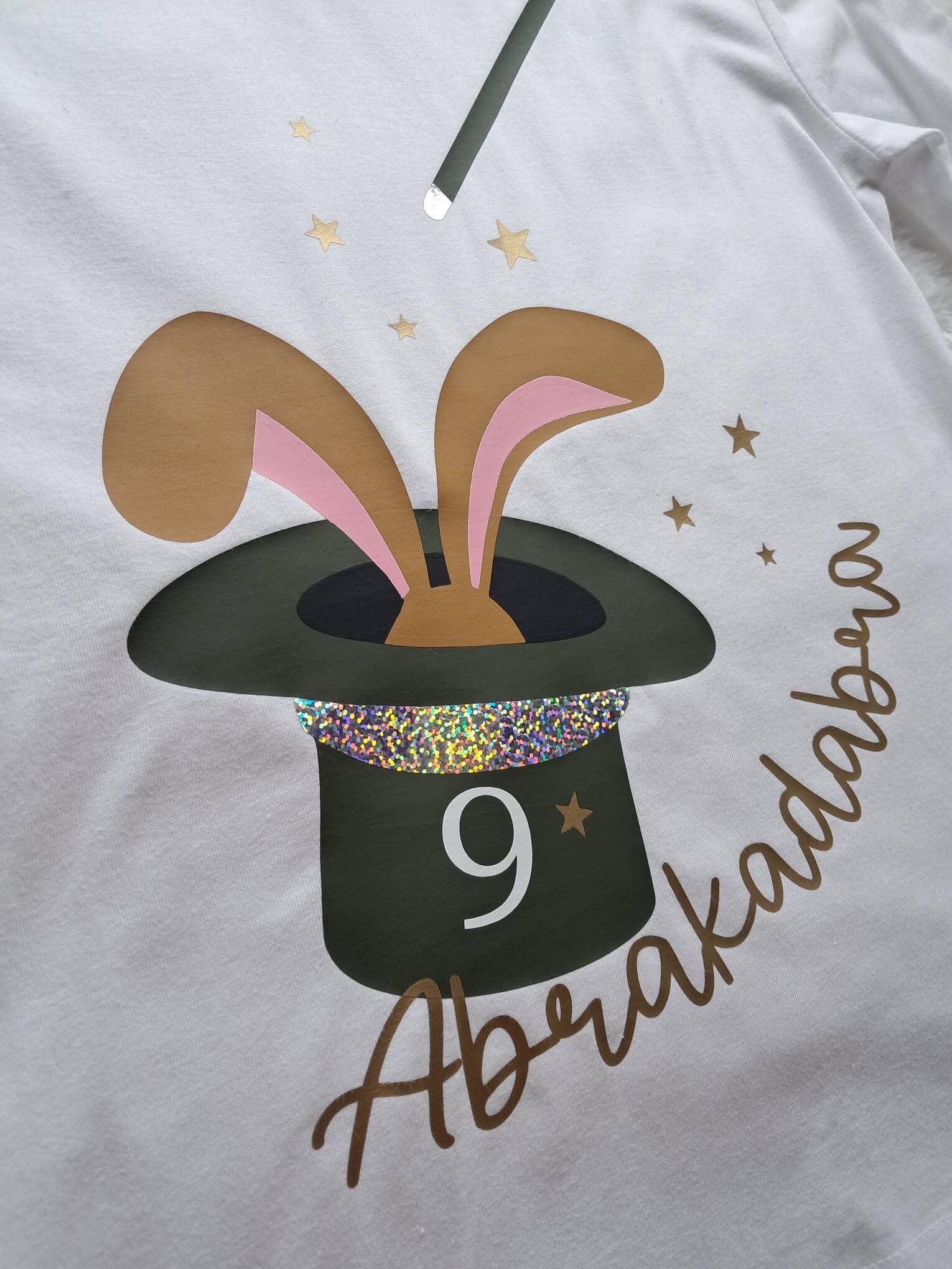 weiteres Detail weißes  Geburtstagsshirt für Kinder, Zaubershow, mit Hut & Hase bedruckt und magischem holographischem Effekt