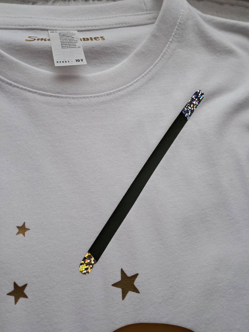 Zauberstab auf Geburtstagsshirt für Kinder, Zaubershow, mit Hut & Hase bedruckt und magischem holographischem Effekt