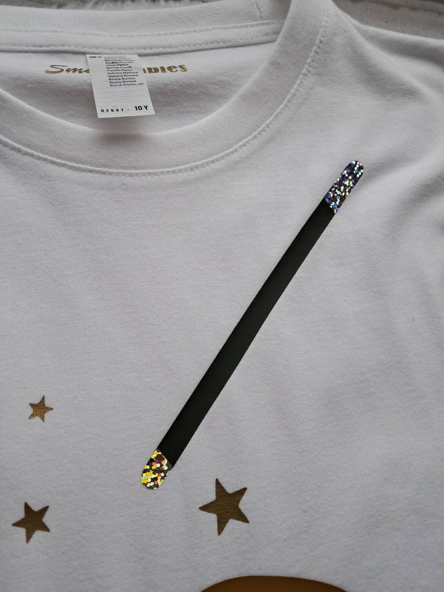 Zauberstab auf Geburtstagsshirt für Kinder, Zaubershow, mit Hut & Hase bedruckt und magischem holographischem Effekt