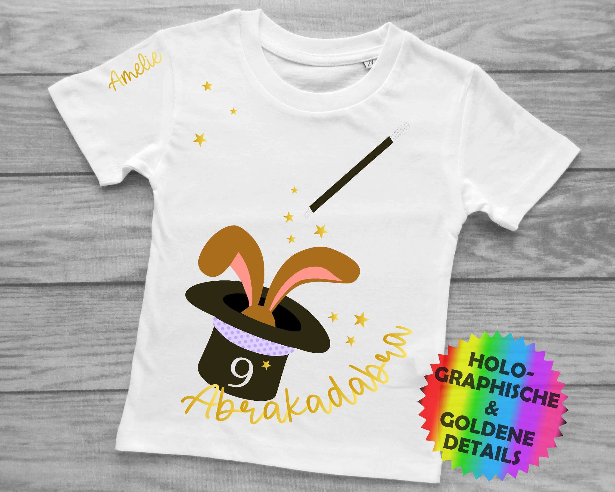 weißes Kinder-T-Shirt mit Zauberhut und Hase, magischem holographischem Effekt bedruckt, mit Name und Zahl