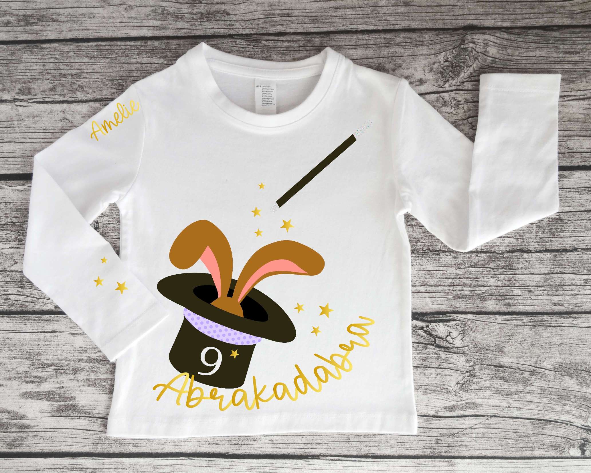 weißes Geburtstagsshirt für Kinder mit Name und Zahl, mit Hut & Hase bedruckt und magischem holographischem Effekt