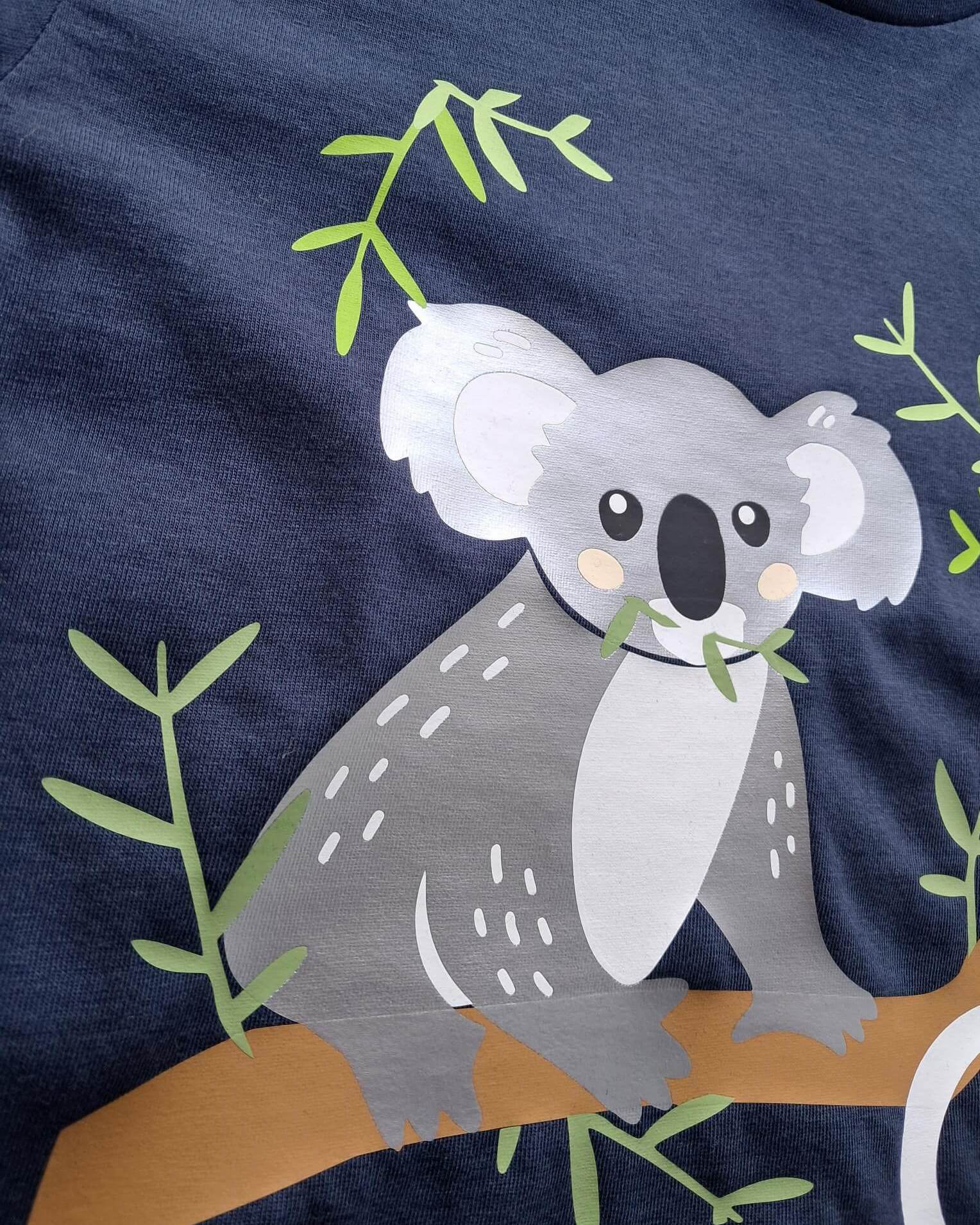 Detailansicht Geburtstagsshirt Koala auf Ast in schimmerndem silber