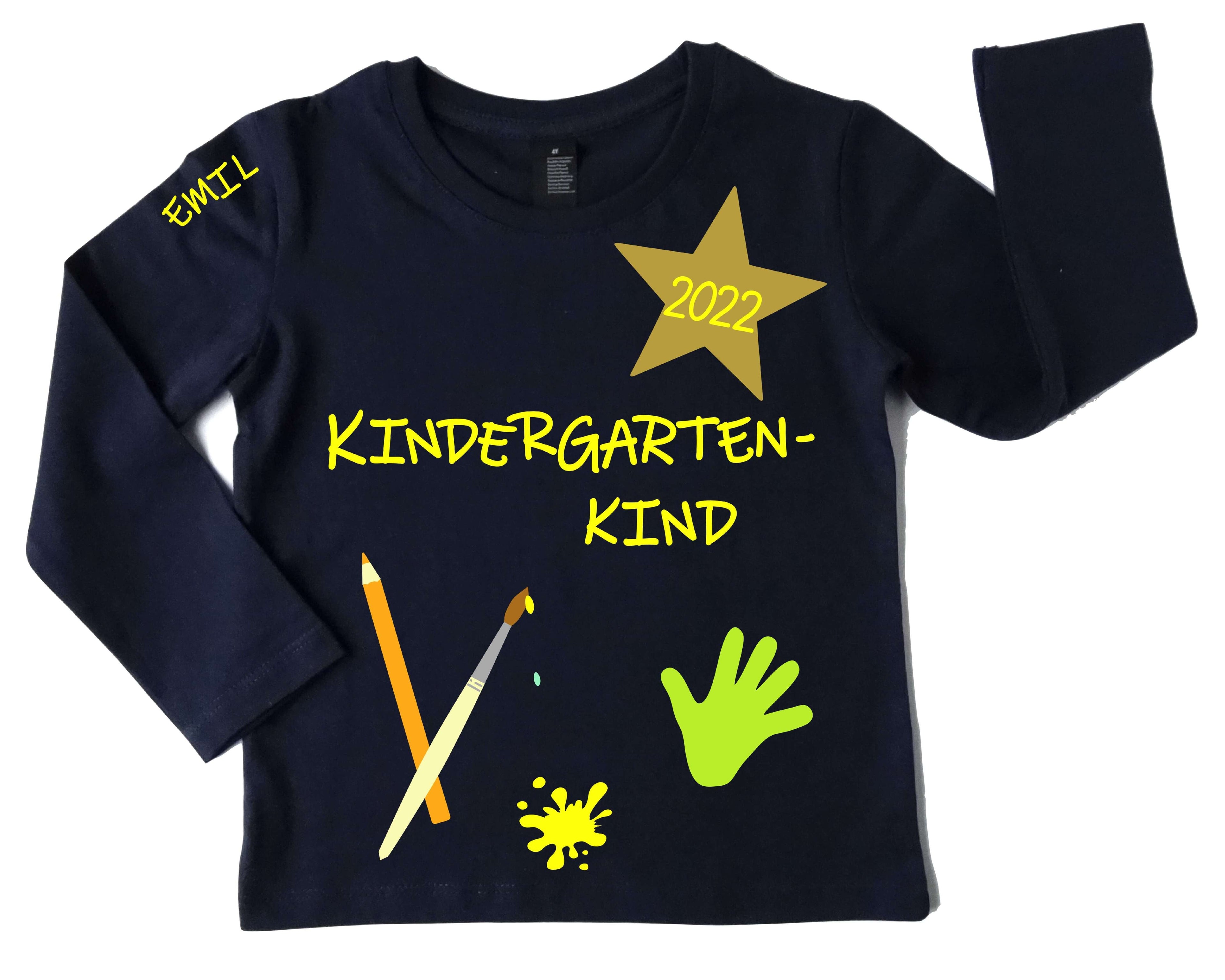 navi Kindergartenshirt mit 
Name und Jahreszahl, gelber Aufdruck mit schimmerndem gold