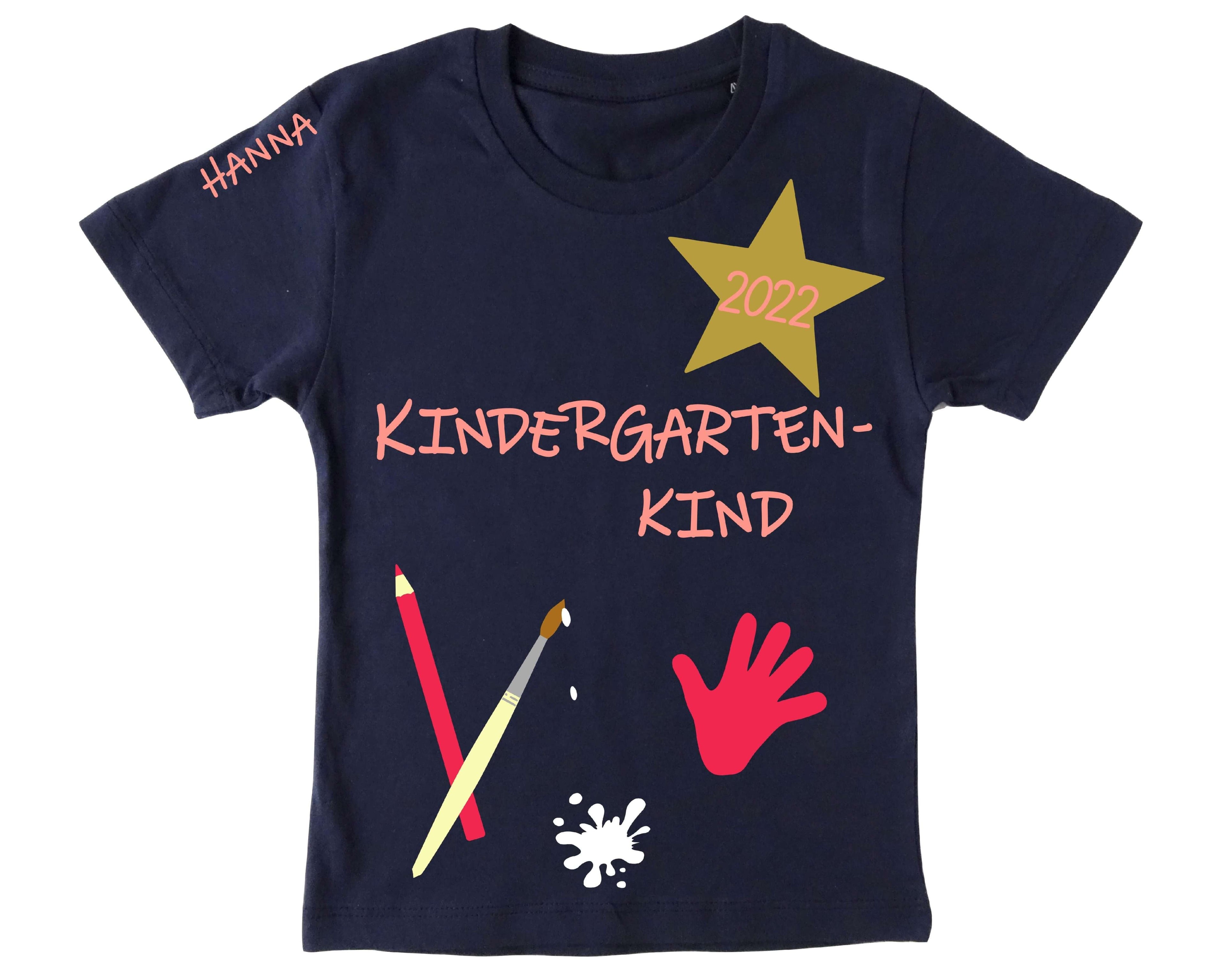 navi Kindergartenshirt Kindergartenkind mit Name und Jahreszahl für KITA-Anfang, kurze Ärmel und pinker Aufdruck