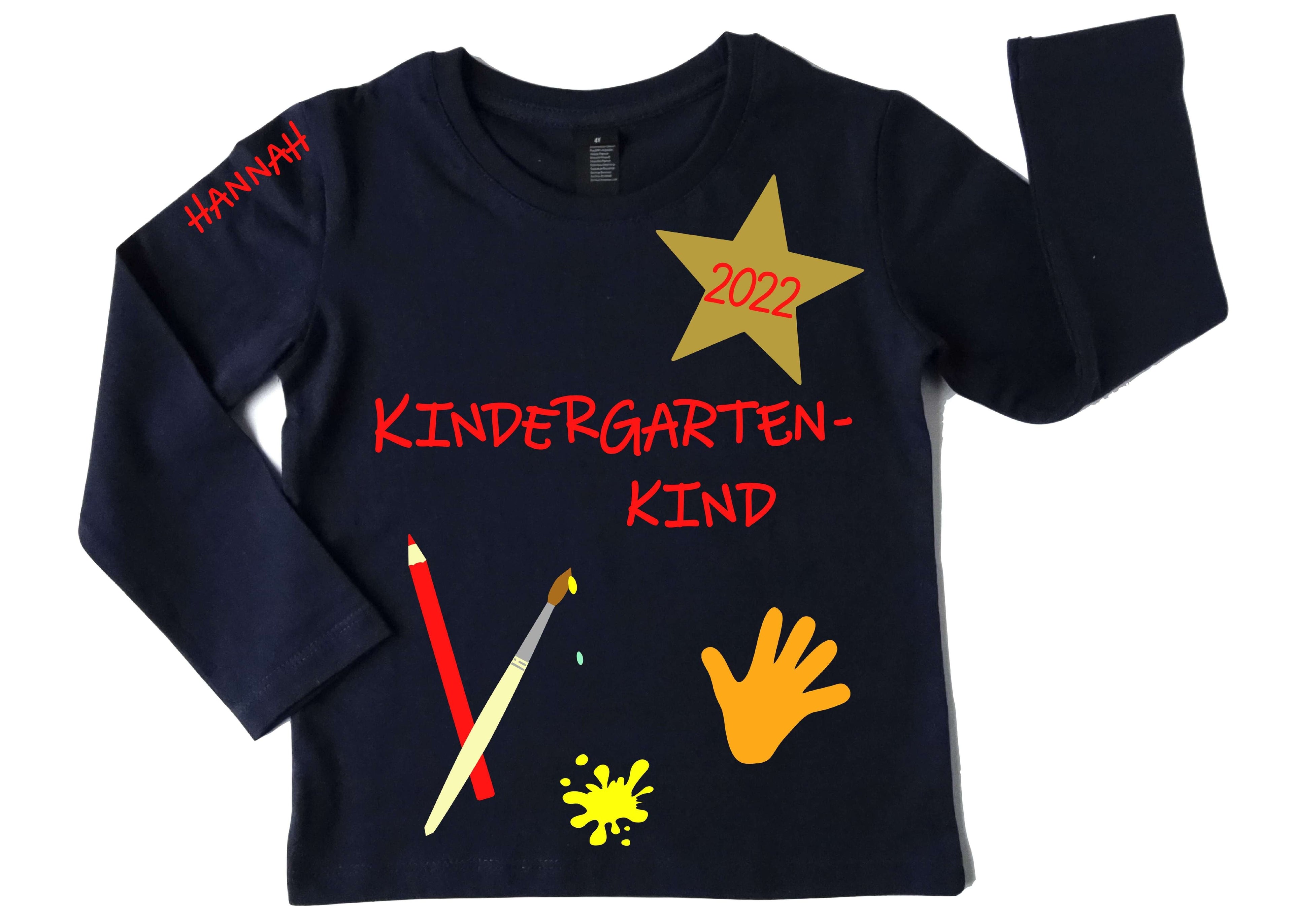 navi Kindergartenshirt mit 
Name und Jahreszahl, feuerroter Aufdruck mit schimmerndem gold