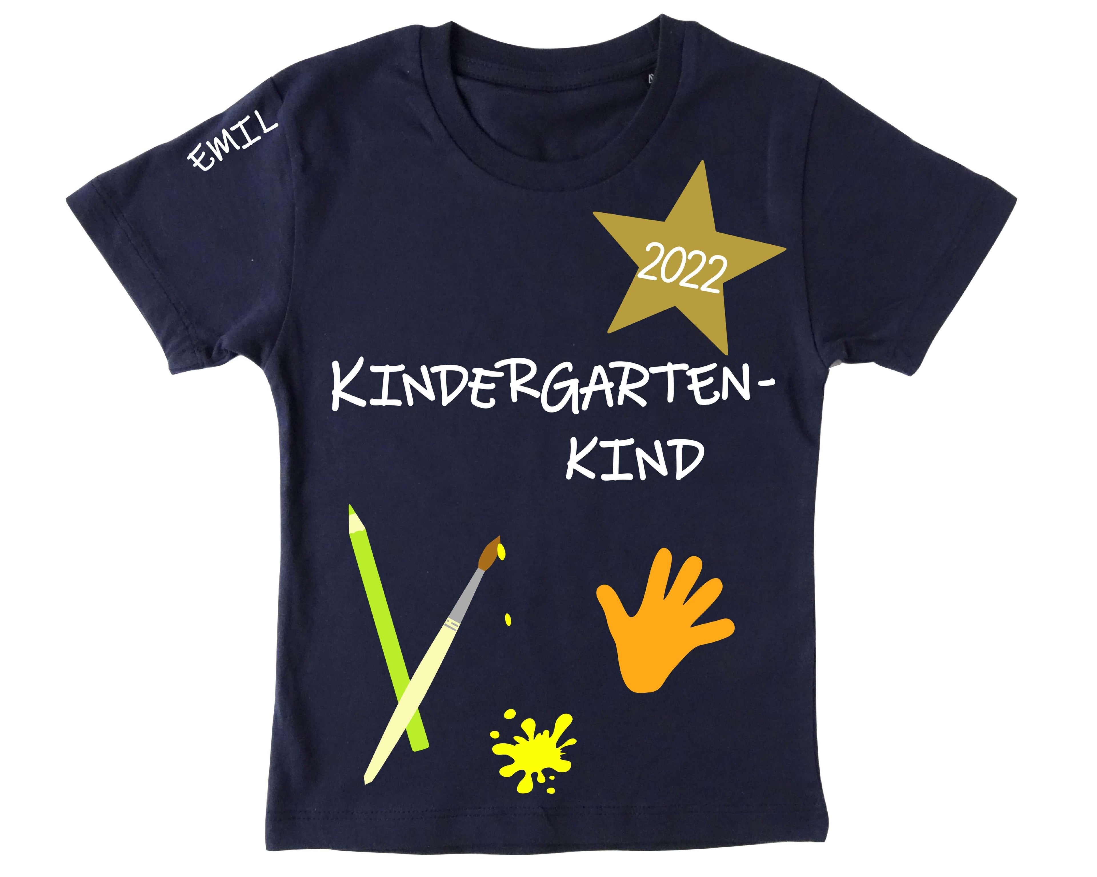 navi Kindergartenshirt Kindergartenkind mit Name und Jahreszahl für KITA-Anfang, kurze Ärmel und weißer Aufdruck