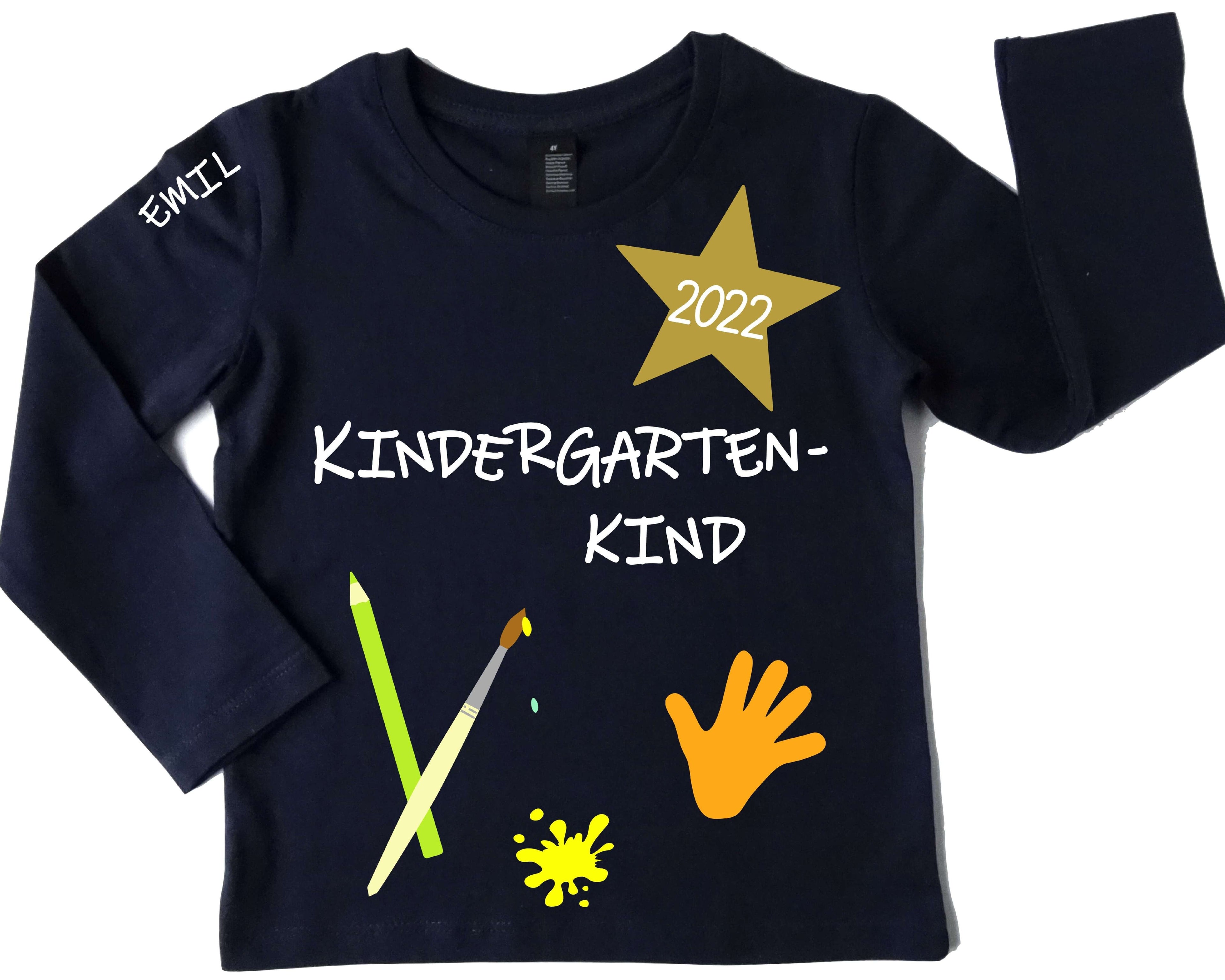 navi Kindergartenshirt mit 
Name und Jahreszahl, weißer Aufdruck mit schimmerndem gold