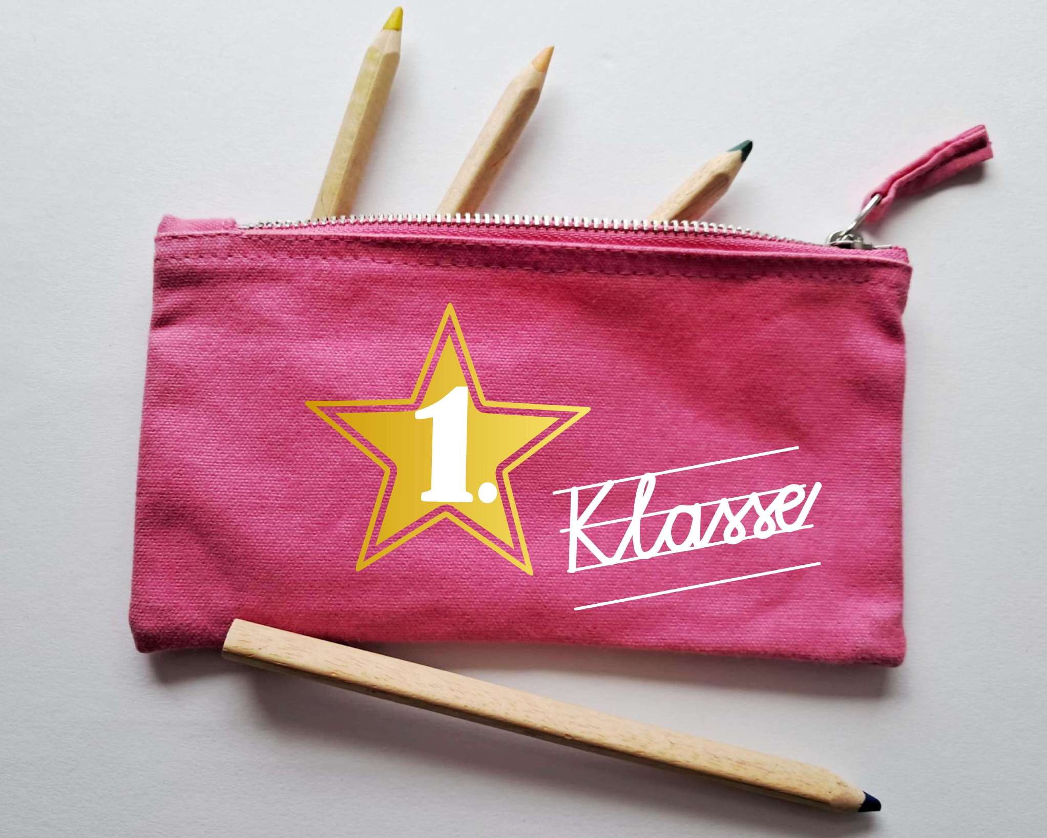 pinkes Stiftemäppchen mit Reißverschluss, bedruckt mit 1. Klasse in Schreibschrift in weiß und gold metallic Stern