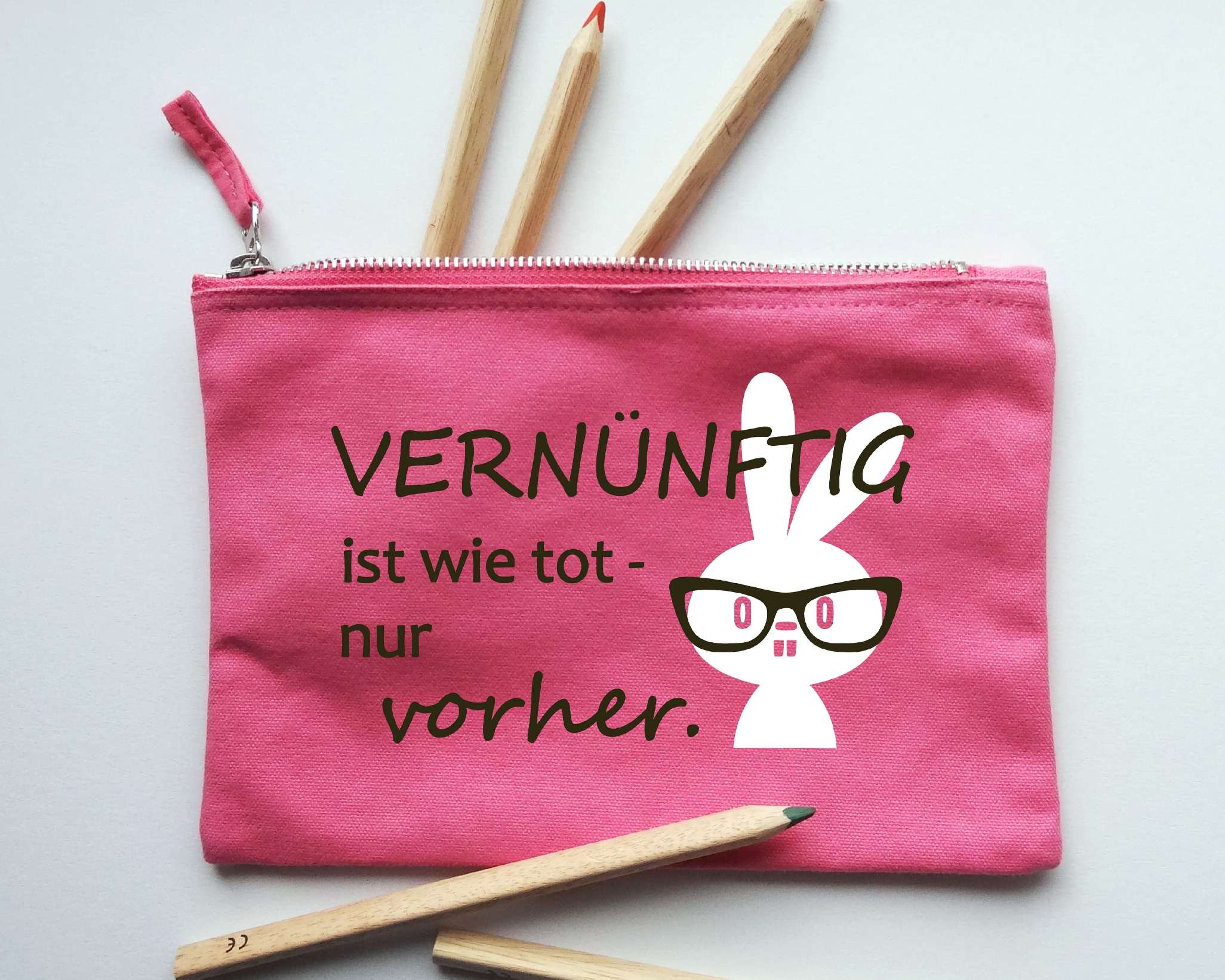 Mäppchen mit Reißverschluss, mit Hase bedruckt, Vernüftig ist wie tot, nur vorher in pink-weiß
