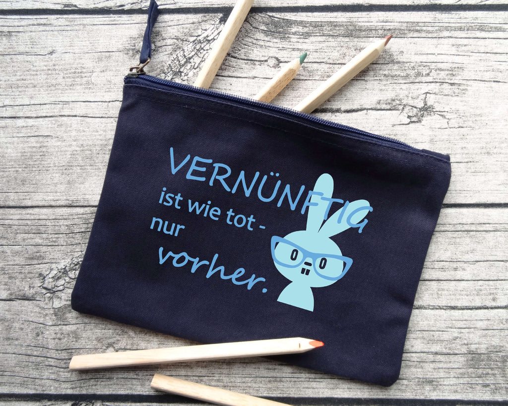 nachtblaues Stiftemäppchen mit hellblauem Hase bedruckt, Vernüftig ist wie tot, nur vorher