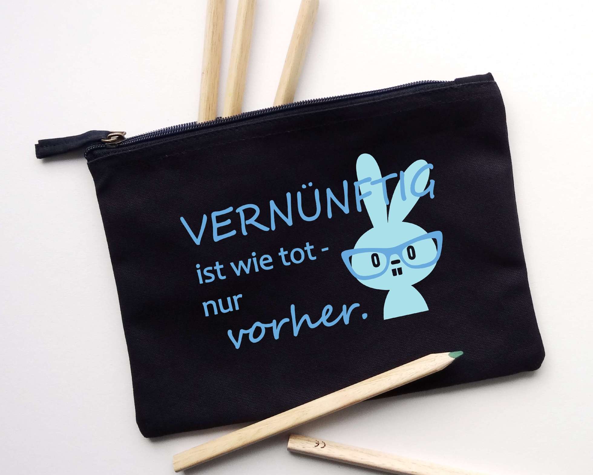 nachtblaues Stiftemäppchen mit Hase bedruckt, Vernüftig ist wie tot, nur vorher
