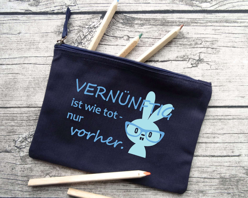 nachtblaues Stiftemäppchen mit hellblauem Hase bedruckt, Vernüftig ist wie tot, nur vorher