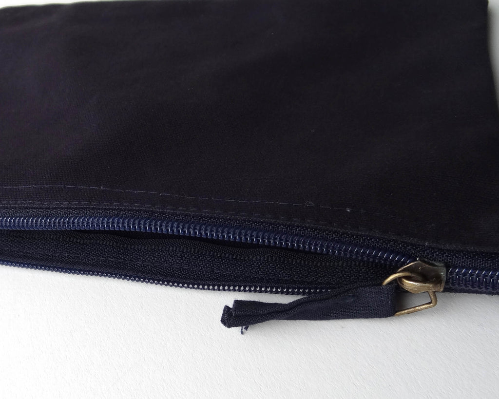 Reißverschluss Detail von nachtblaues Stiftemäppchen mit Hase bedruckt, Vernüftig ist wie tot, nur vorher