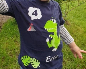 Tragebild Geburtstagsshirt mit grünem Dino T Rex mit silber metallic, Vulkan und Farnblättern mit Name und Zahl