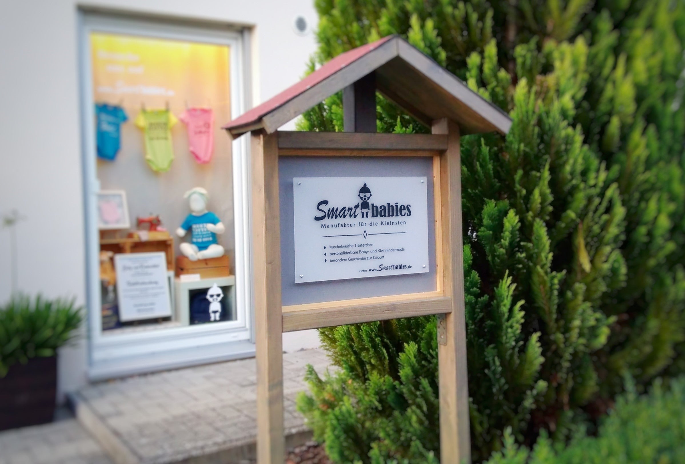 Firmenschild und kleines Schaufenster von Smartbabies in Spangenberg