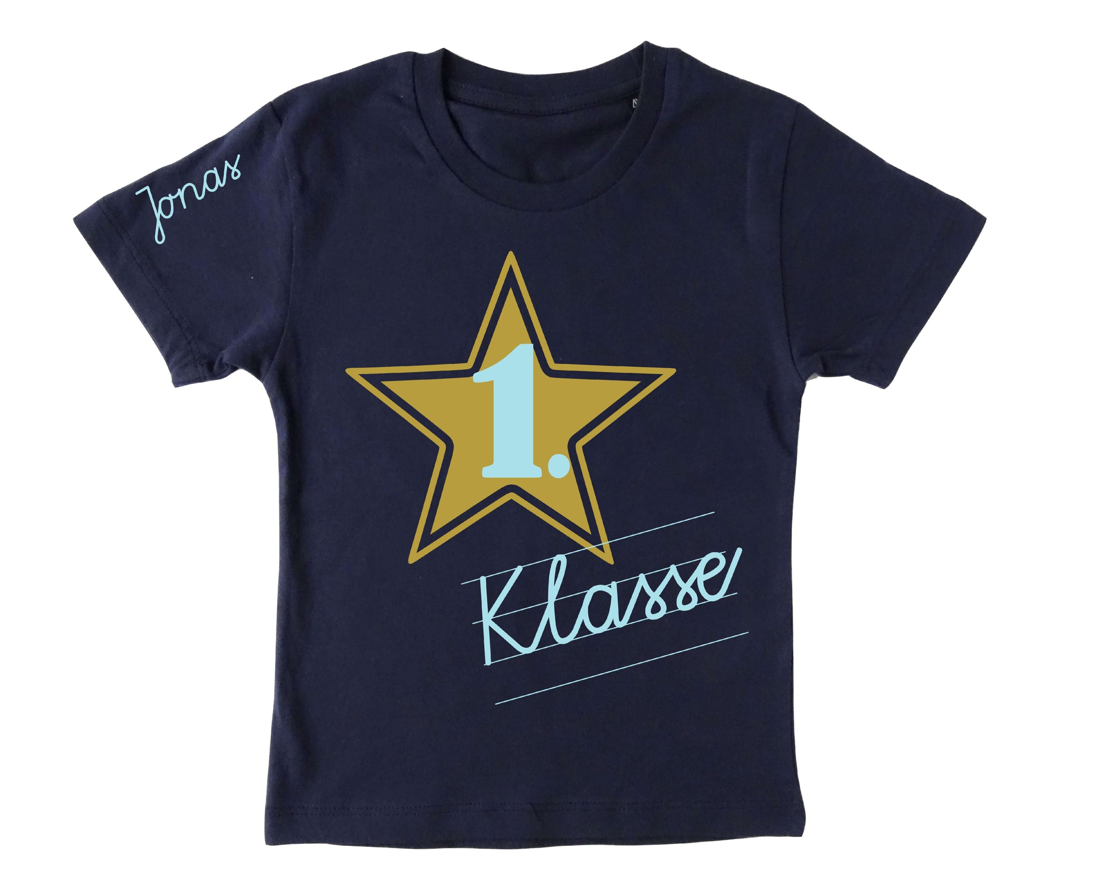 navi T-Shirt für Einschulung, bedruckt mit Schreibschrift 1. Klasse und Name in hellblau und goldenem Stern