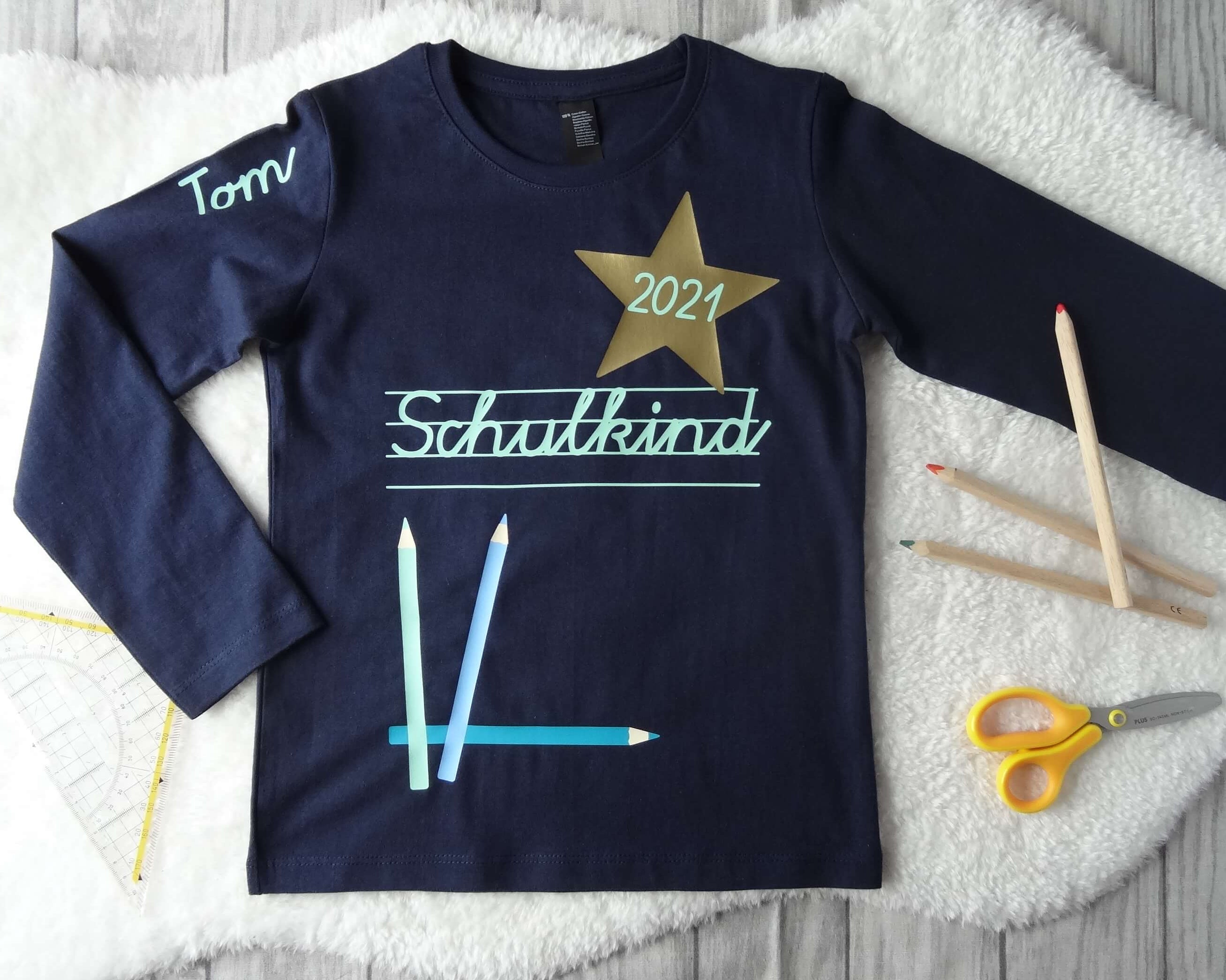 Flatlay navi Shirt für Einschulung Schulkind mit Jahreszahl und Name in mint, mit gold metallic Effekt