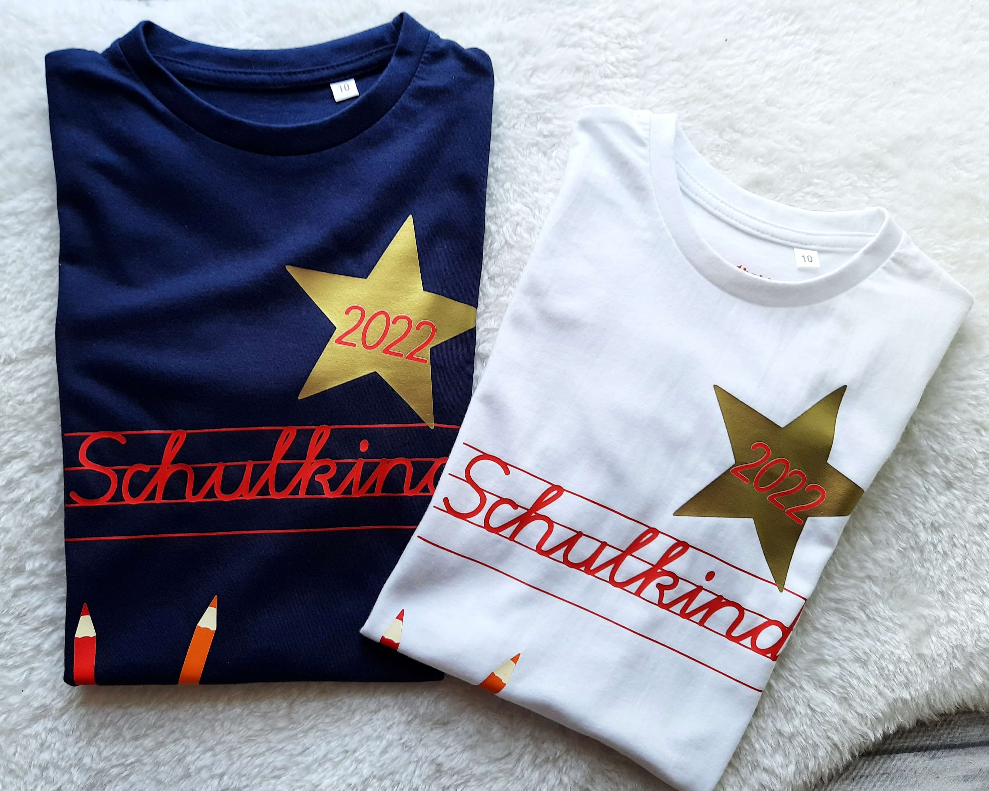 gefaltete T-Shirts mit Name für Jungen und Mädchen Einschulung, Schulkind und Jahreszahl in Schreibschrift mint