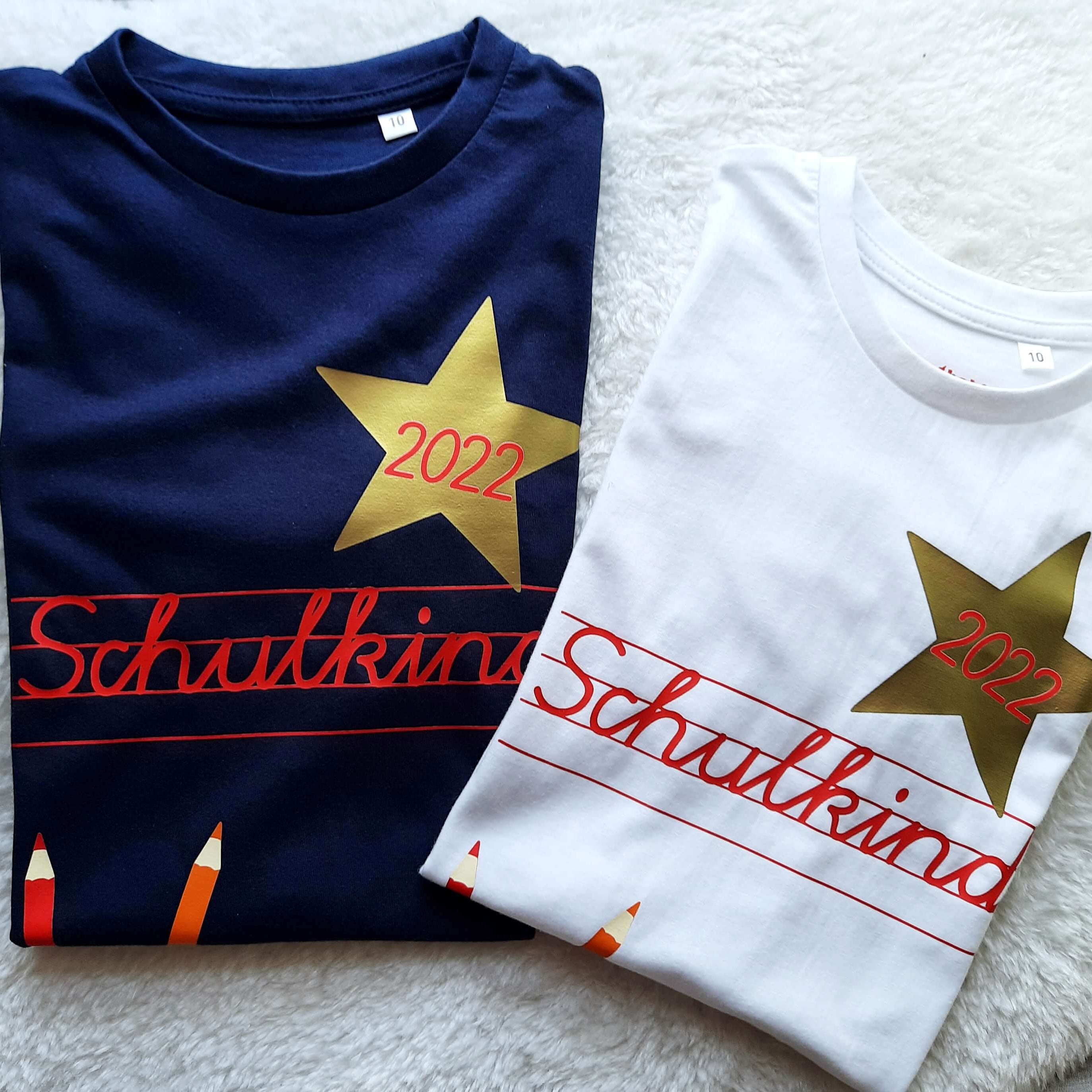 gefaltete Shirt navi und weißes Shirt für Einschulung Schulkind mit Jahreszahl und Name in rosa, mit gold metallic Effekt
