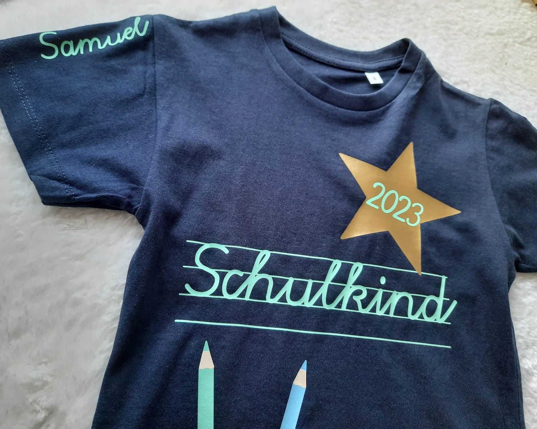 Detail Aufdruck navi T-Shirt mit Name für Jungen und Mädchen Einschulung, Schulkind und Jahreszahl in Schreibschrift mint