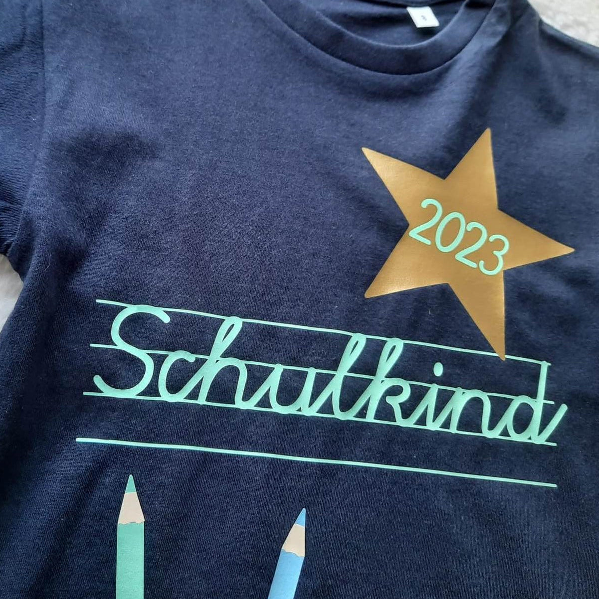 Detail Aufdruck von navi Shirt für Einschulung Schulkind mit Jahreszahl und Name in mint, mit gold metallic Effekt