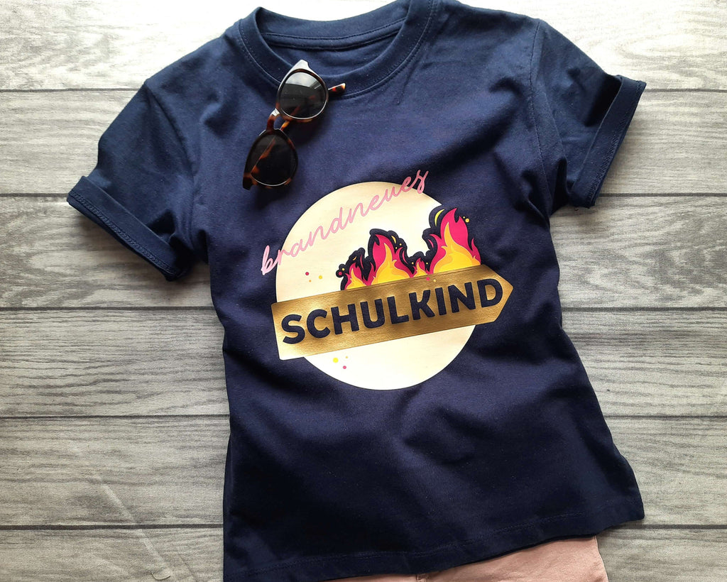 navi farbenes Kinder-T-Shirt zur Einschulung, bedruckt mit brandneues Schulkind Stylingvorschlag