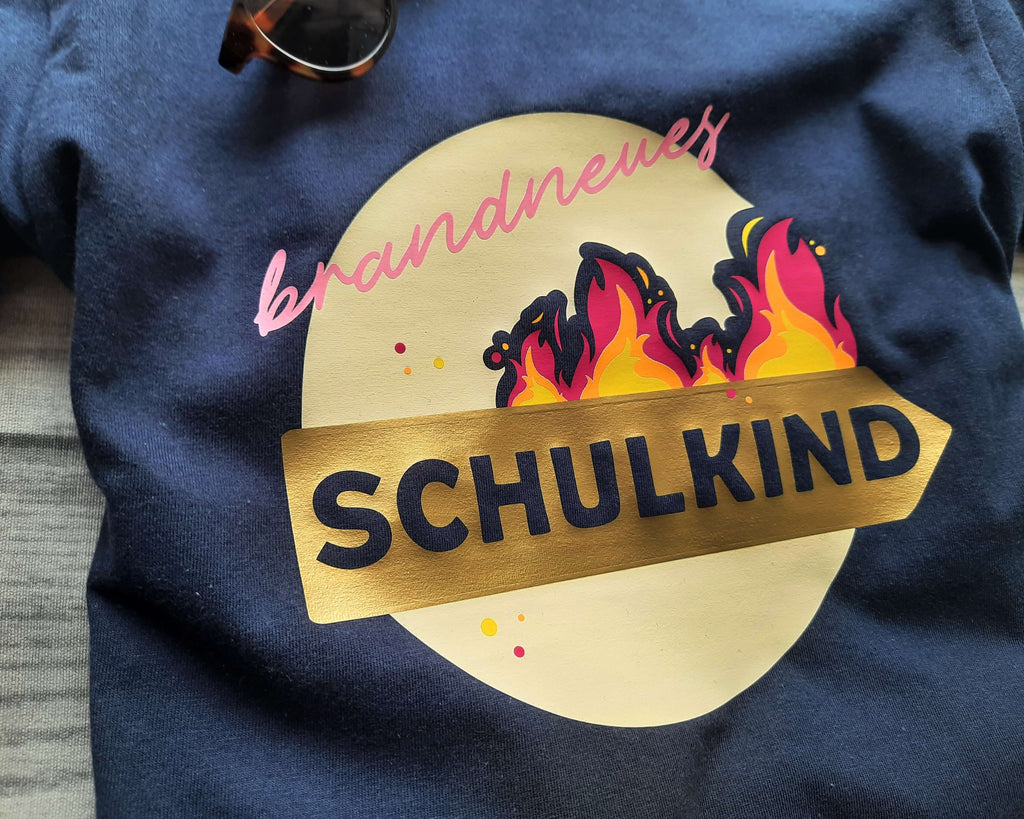 Detail Aufdruck navi Langarm-Shirt für Einschulung brandneues Schulkind mit Feuer, rosa-gold Aufdruck