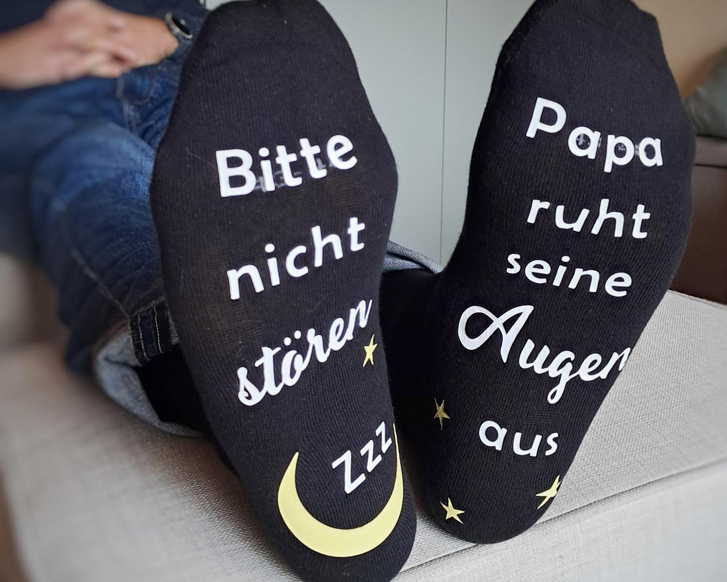 Tragebild schwarze Socken, bedruckt unter der Fußsohle mit Bitte nicht stören. Papa/Mama ruht sein/ihre Augen aus.