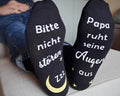 Tragebild schwarze Socken, bedruckt unter der Fußsohle mit Bitte nicht stören. Papa/Mama ruht sein/ihre Augen aus.