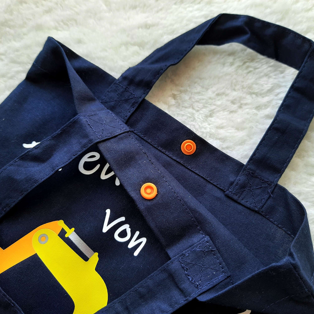 Henkeldetail Freundebuchtasche für Kinder mit Bagger und Name bedruckt, aus Baumwolle mit Druckknopf