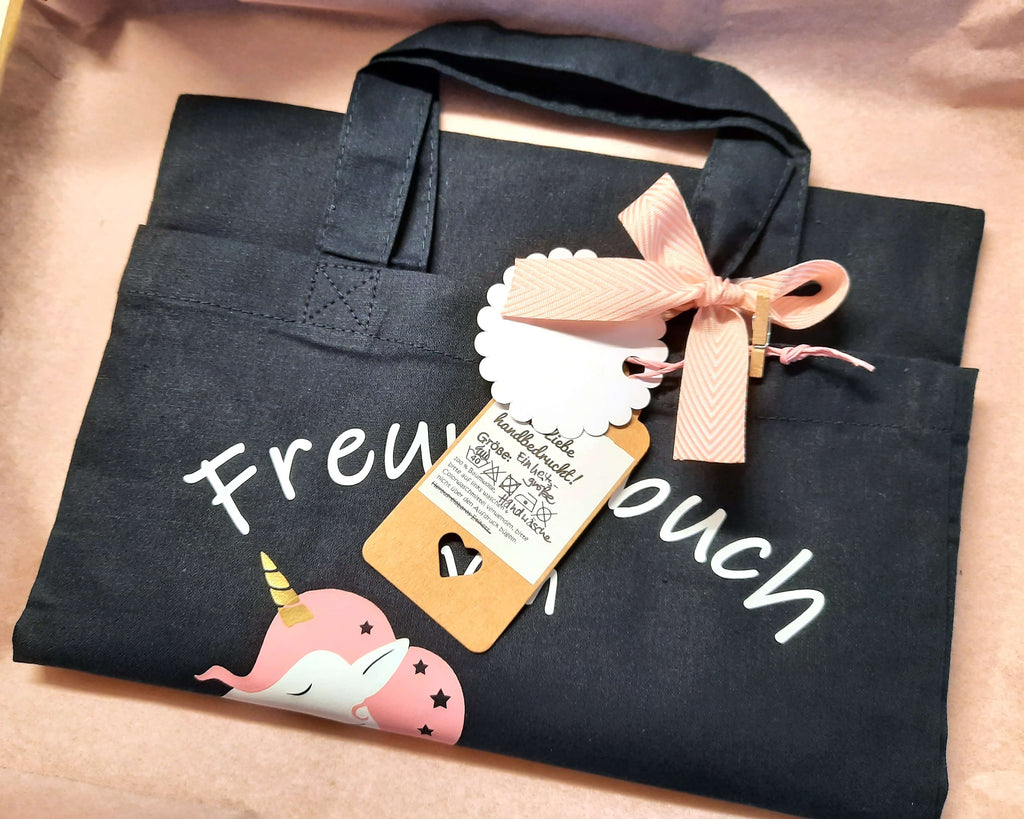 Verpackung navi Freundebuchtasche für Kinder mit Einhorn und Name bedruckt, aus Baumwolle mit Druckknopf