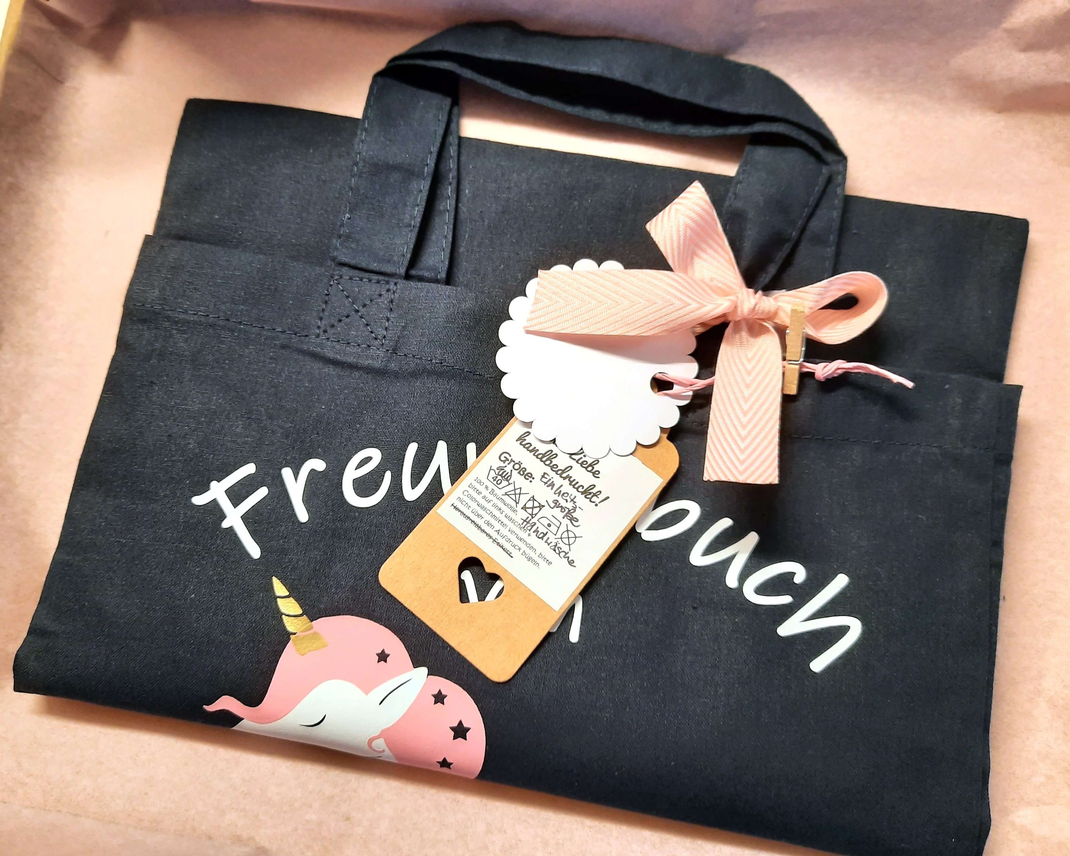 Verpackung navi Freundebuchtasche für Kinder mit Einhorn und Name bedruckt, aus Baumwolle mit Druckknopf
