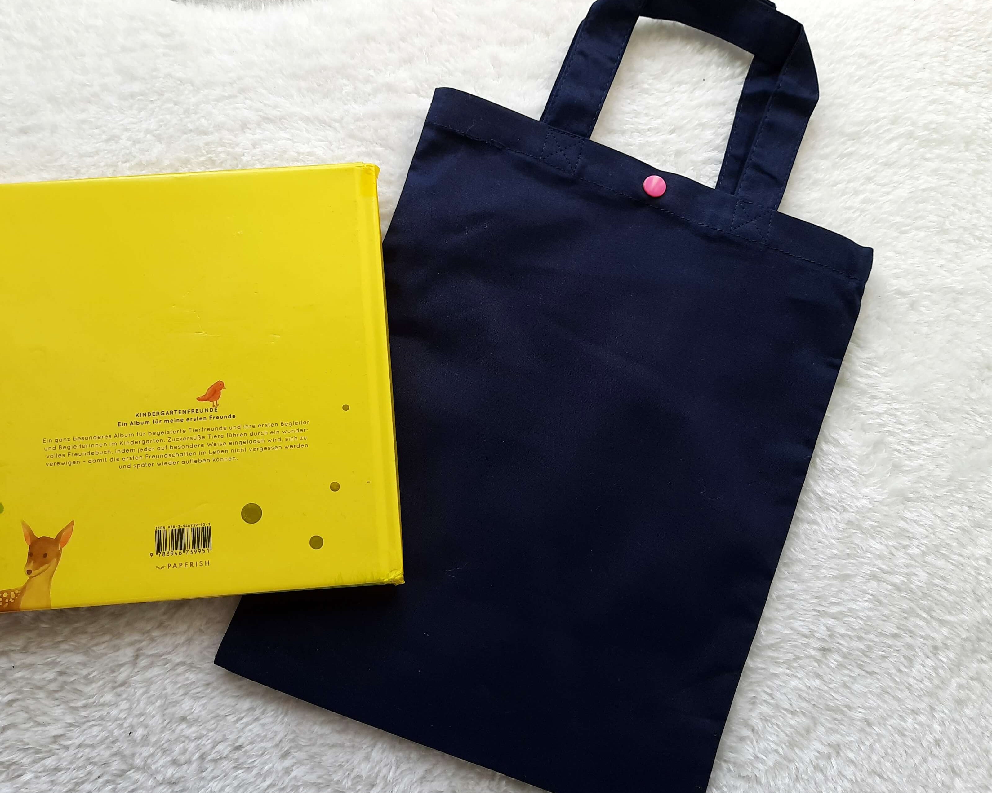 Rückseite Freundebuchtasche für Kinder mit Regenbogen und Name bedruckt, aus Baumwolle mit Druckknopf