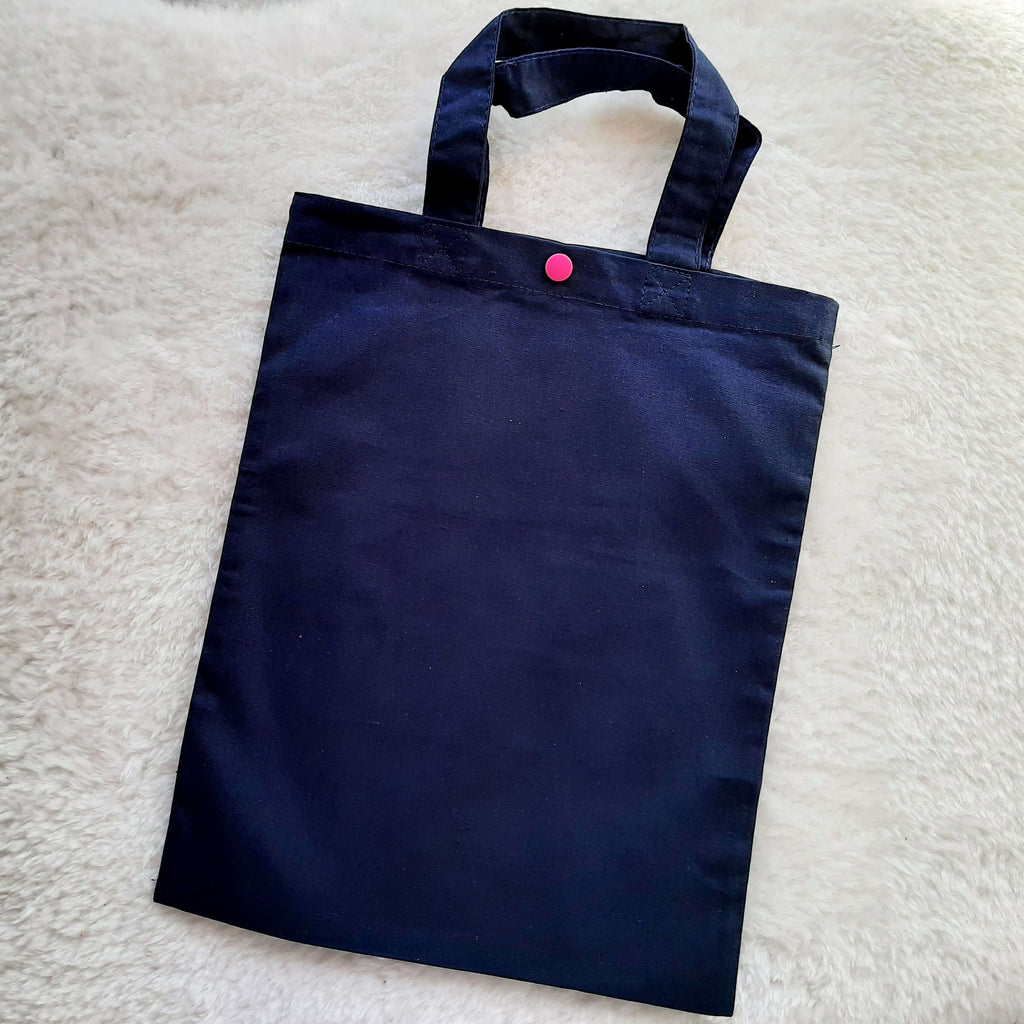 Rückseite kleine navi farbene Tasche in Apotheker-Größe bedruckt mit Schulkind in Schreibschrift und Name 