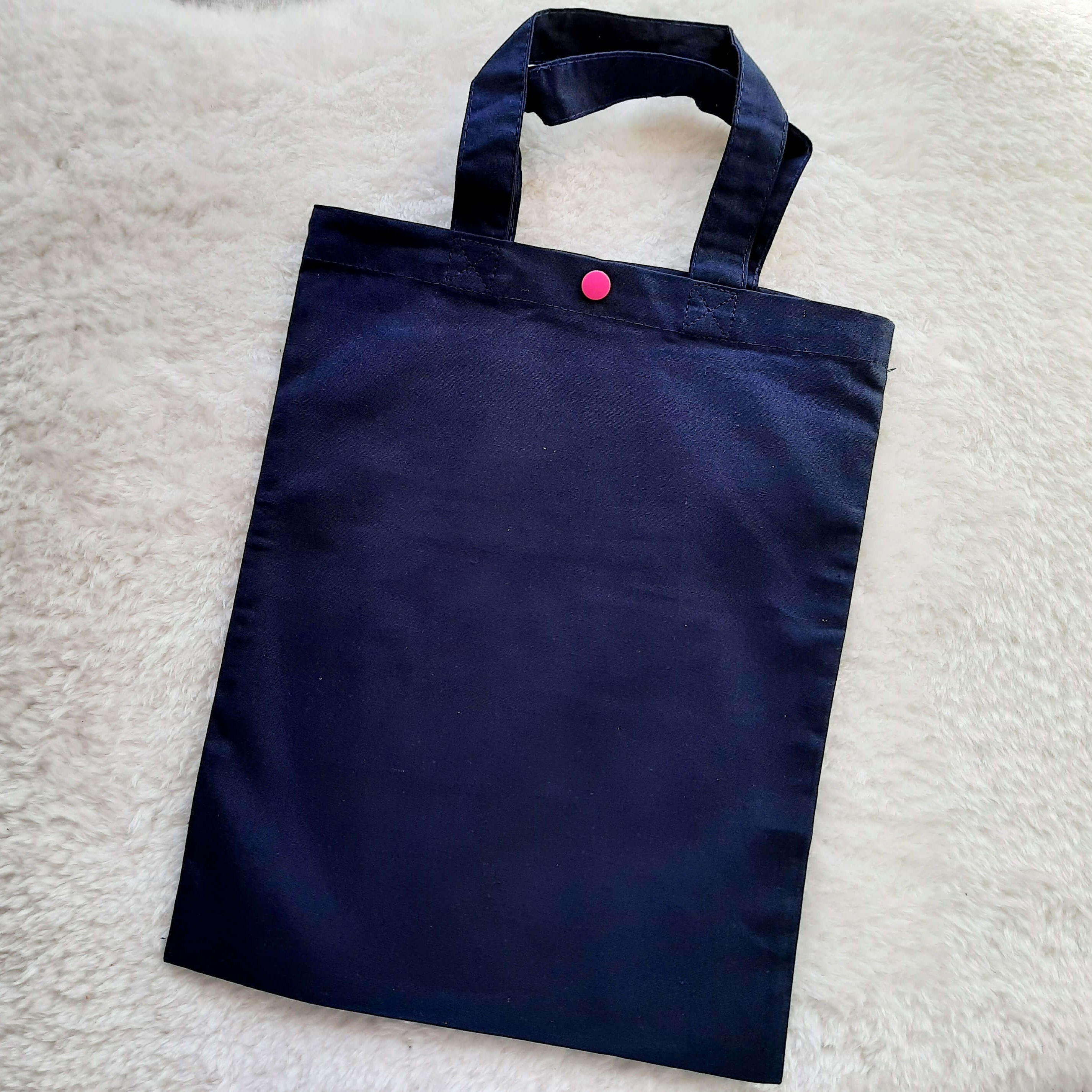 Rückseite kleine navi farbene Tasche in Apotheker-Größe bedruckt mit Schulkind in Schreibschrift und Name 