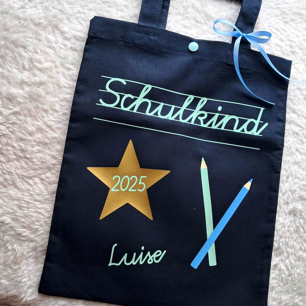 Details kleine navi farbene Tasche in Apotheker-Größe bedruckt mit Schulkind in Schreibschrift und Name in mint
