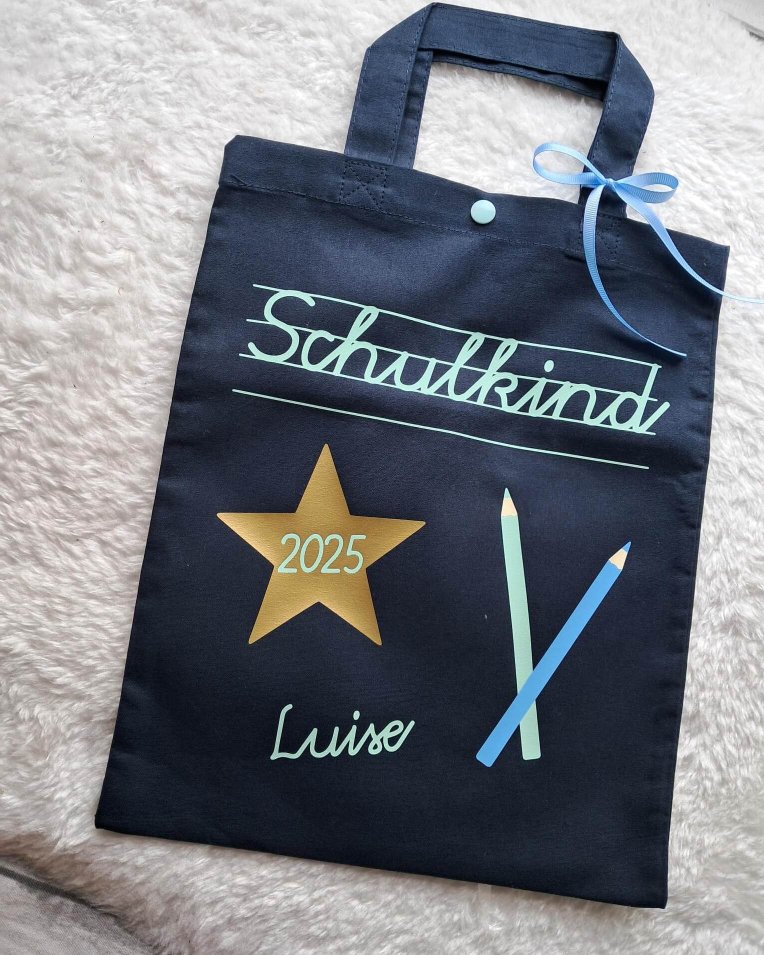 Details kleine navi farbene Tasche in Apotheker-Größe bedruckt mit Schulkind in Schreibschrift und Name in mint