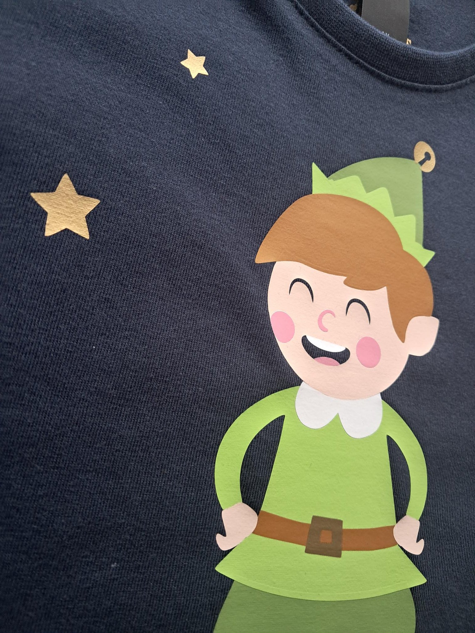 Detailansicht Aufdruck navi Langarmshirt für Kinder mit kleinem Wichtel und schimmerndem gold-metallic