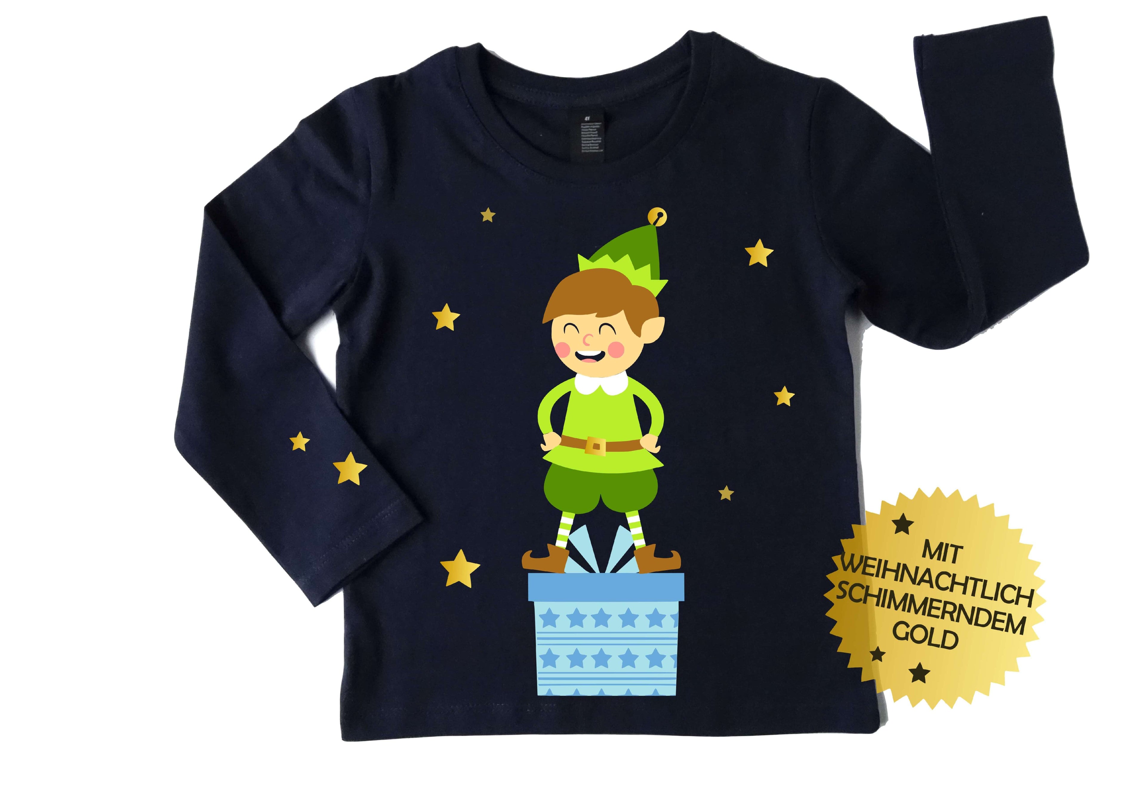 navi Langarmshirt für Kinder mit Name und Zahl und großem Weihnachtswichtel auf blauem Geschenk stehend